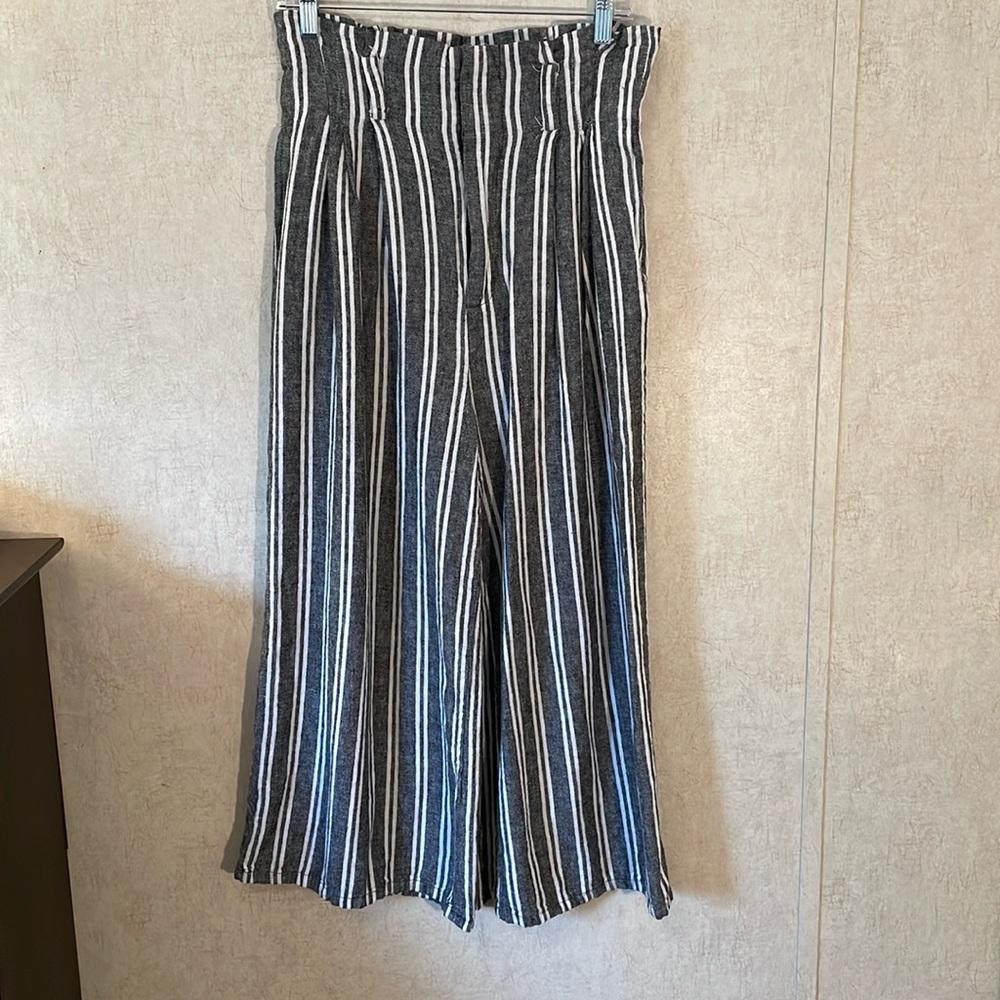 Who what wear 55% linen size 8 wide leg pants with pockets. And belt loops.